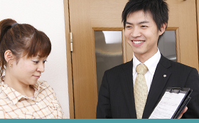 パソコンの説明をするスタッフ