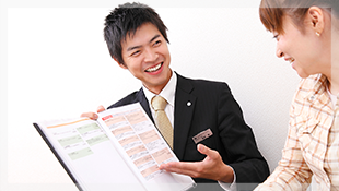 メニュー表を提示するスタッフ